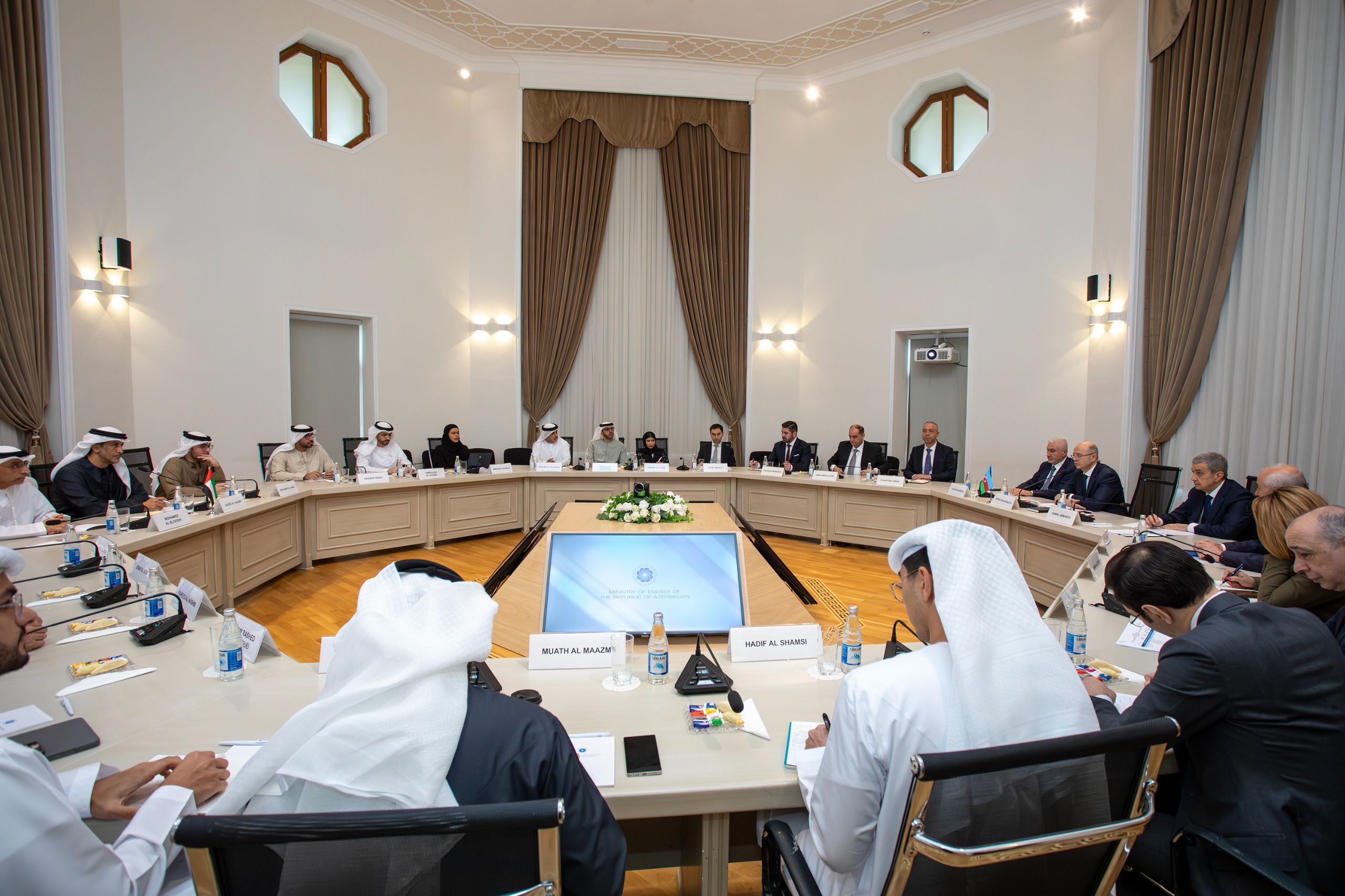 Energetika naziri Pərviz Şahbazov Birləşmiş Ərəb Əmirliklərinin Xarici İşlər Nazirliyinin Dövlət naziri Səid bin Mübarək Əl-Hacirinin başçılıq etdiyi nümayəndə heyətini qəbul edib Xeber basligi