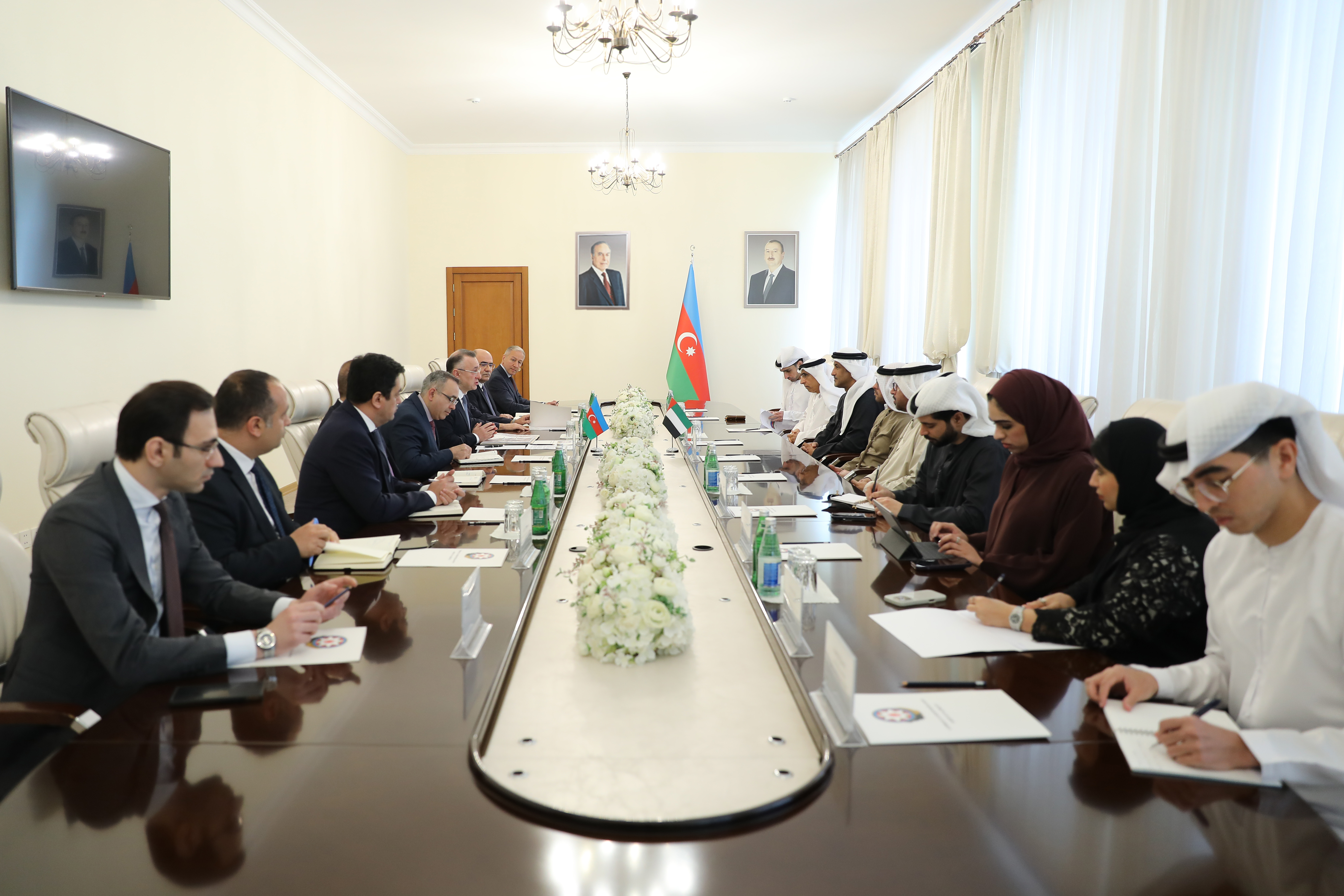 Azərbaycan Respublikasının səhiyyə naziri Teymur Musayev Birləşmiş Ərəb Əmirliklərinin Xarici İşlər Nazirliyinin Dövlət naziri Səid bin Mübarək Əl-Hacirinin başçılıq etdiyi nümayəndə heyəti ilə görüşüb Xeber basligi